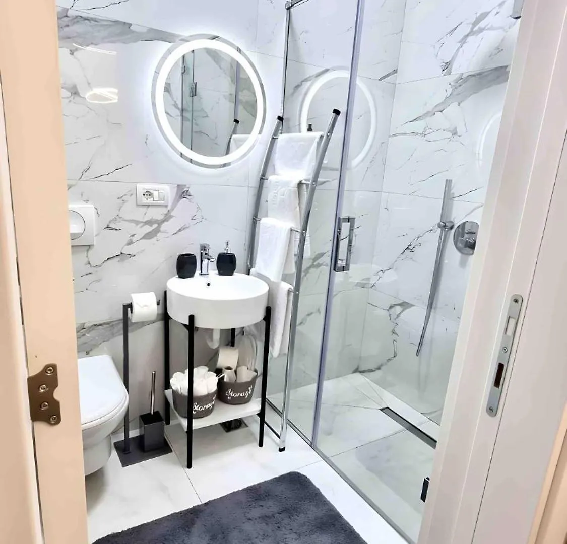 Modern 2 Bedroom Apartment With Balcony In Central Location 地拉那