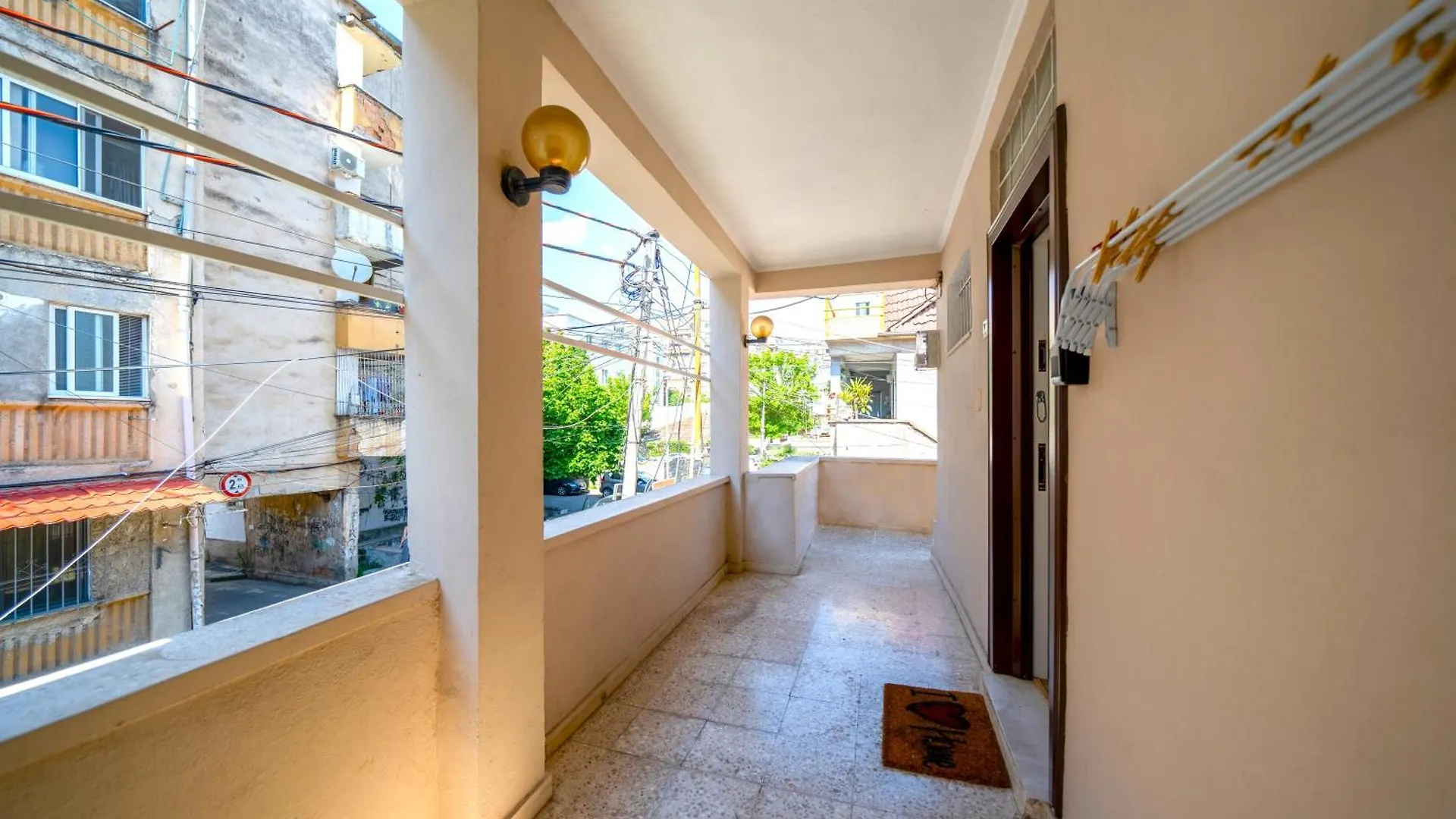 Modern 2 Bedroom Apartment With Balcony In Central Location 地拉那 阿尔巴尼亚